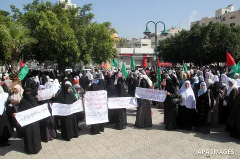 Palestinians take part in a protest against the death of a Palestinian detainee in an Israeli jail, in Gaza City February 24, 2013. Palestinian officials on Saturday demanded an international investigation into the death...