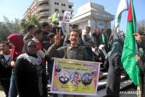 Palestinians take part in a protest against the death of a Palestinian detainee in an Israeli jail, in Gaza City February 24, 2013. Palestinian officials on Saturday demanded an international investigation into the death...