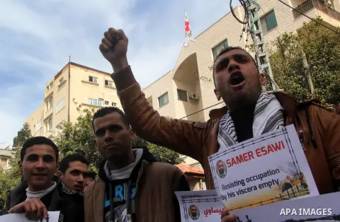 Palestinians take part in a protest against the death of a Palestinian detainee in an Israeli jail, in Gaza City February 25, 2013. Palestinian officials on Saturday demanded an international investigation into the death...