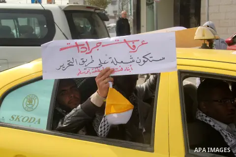 Palestinians take part in a protest against the death of a Palestinian detainee in an Israeli jail, in Gaza City February 25, 2013. Palestinian officials on Saturday demanded an international investigation into the death...