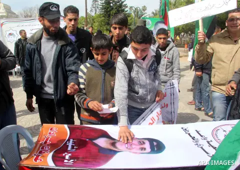 Palestinians take part in a protest against the death of a Palestinian detainee in an Israeli jail, in Gaza City February 25, 2013. Palestinian officials on Saturday demanded an international investigation into the death...