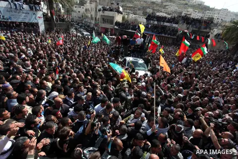 Palestinians carry the body of Arafat Jaradat during his funeral in the West Bank village of Se'eer, near Hebron February 25, 2013. Jaradat's death in an Israeli jail on Saturday and a hunger strike by four other Palesti...