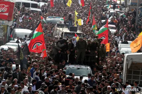Palestinians carry the body of Arafat Jaradat during his funeral in the West Bank village of Se'eer, near Hebron February 25, 2013. Jaradat's death in an Israeli jail on Saturday and a hunger strike by four other Palesti...
