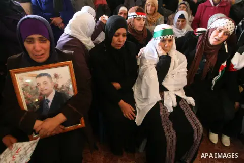 Palestinian relatives of Arafat Jaradat mourn during his funeral in the West Bank village of Se'eer, near Hebron February 25, 2013. Jaradat's death in an Israeli jail on Saturday and a hunger strike by four other Palesti...