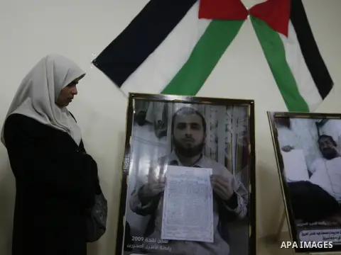 Palestinians takes part in the Photo Gallery titled " Souls not pictures " in solidarity with Palestinian prisoners on hunger strike in Israeli jails, in Gaza city, on 03 March 2013. Photo by Emad Nassar