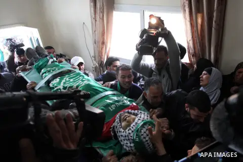 Palestinians carry the body of Mohammed Asfour, 22, during his funeral in the West Bank village of Aboud near Ramallah March 8, 2013. Asfour, shot by Israeli soldiers during a confrontation with stone-throwers in the occ...