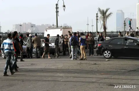 Egyptian protesters clash with police on Qasr al-Nil bridge and prevented traffic passing during a protest against the Muslim Brotherhood President Mohamad Morsi, in Cairo on marc 11, 2013. Photo by Tareq Gabas