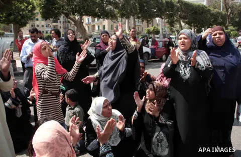Egyptian protesters from Duwayqa demonstrate in from of Governorate building in Cairo on March 17, 2013 demanding the government to handed their new housing units. Photo by Tareq Gabas