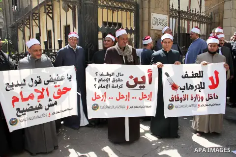 Egyptian Imams and preachers gather outside the ministry of religion affairs during a protest to demand resignation of Minister of religion affairs Tal'at Afifi, in Cairo on March 20, 2013. Photo by Tarek al-Gabas
