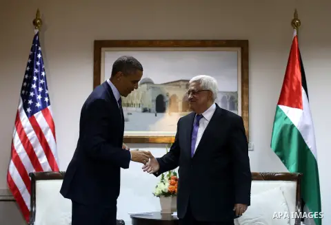 Palestinian President Mahmoud Abbas shakes hands wih US President Barack Obama (L) during an official arrival ceremony at the Muqata, the Palestinian Authority headquarters in the West Bank city of Ramallah, on March 21,...