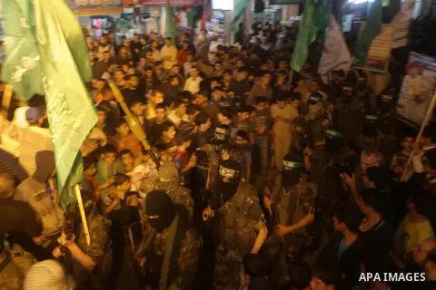 Hamas militants hold a mock coffin of Maysara Abu Hamdeya before a protest in the northern Gaza Strip April 2, 2013. Israeli prison guards fired tear gas to quell disturbances by Palestinian inmates on Tuesday after a pr...