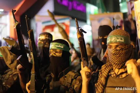 Hamas militants hold a mock coffin of Maysara Abu Hamdeya before a protest in the northern Gaza Strip April 2, 2013. Israeli prison guards fired tear gas to quell disturbances by Palestinian inmates on Tuesday after a pr...