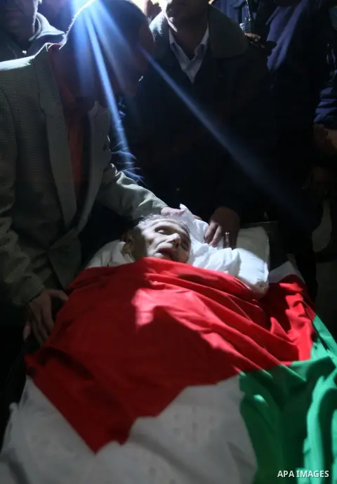 Palestinian relatives of the body of Maisara Abu Hamdiya, during his funeral, a Palestinian prisoner who died of cancer while in Israeli detention, in the West Bank city of Hebron April 4, 2013. The West Bank simmered wi...