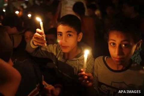 Palestinian children light candles during a rally to show solidarity with Palestinian prisoners inside Israeli jails, in Gaza City April 15, 2013. According to a Palestinian prisoners' association, at least 4900 Palestin...