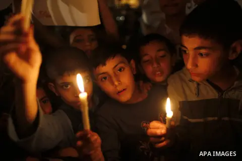 Palestinian children light candles during a rally to show solidarity with Palestinian prisoners inside Israeli jails, in Gaza City April 15, 2013. According to a Palestinian prisoners' association, at least 4900 Palestin...
