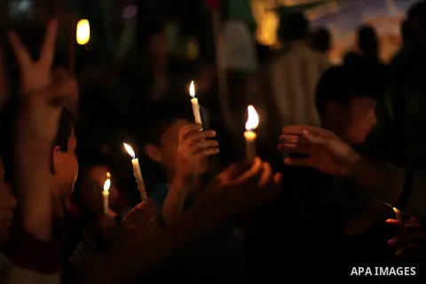 Palestinian children light candles during a rally to show solidarity with Palestinian prisoners inside Israeli jails, in Gaza City April 15, 2013. According to a Palestinian prisoners' association, at least 4900 Palestin...