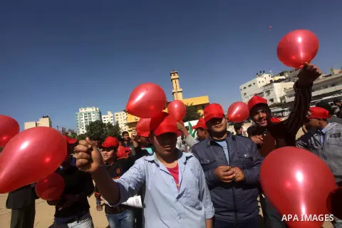 Palestinians release balloons during a rally to show solidarity with Palestinian prisoners inside Israeli jails, in Gaza City April 15, 2013. According to a Palestinian prisoners' association, at least 4900 Palestinians...