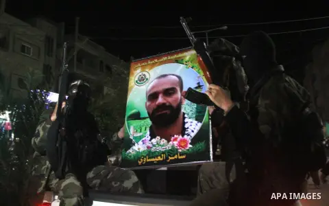 Palestinian Hamas militants hold weapons during a rally in support with Palestinian prisoners jailed in Israeli prisons on April 18, 2013. Israeli President Shimon Peres pardoned on April 13 a Palestinian prisoner who ha...