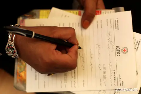 Palestinian woman writes a latter for her son prisoner held in Israeli jails during a protest in front of the Red Cross offices in Gaza city, on Apr. 29, 2013 in solidarity with Palestinian prisoners held by Israel to de...