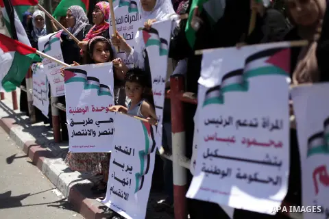 Palestinians take part in a rally calling for ending the Palestinian division, in Gaza city on May 28, 2013. Protesters call for free elections and the reconciliation between the two rival factions of Fatah and Hamas. Ph...