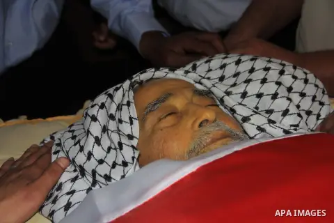 Palestinians mourn over the body of senior Fatah leader Abdul Aziz Shahin during his funeral in Rafah, in the southern Gaza Strip, on May 28, 2013. Shahin died at the age of 80 from a liver failure. Photo by Hatem Omar
