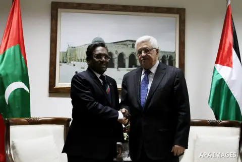 Palestinian President Mahmoud Abbas meets with Maldives President Mohamed Waheed Hassan in the West bank city of Ramallah, on June 4, 2013. Photo by Issam Rimawi