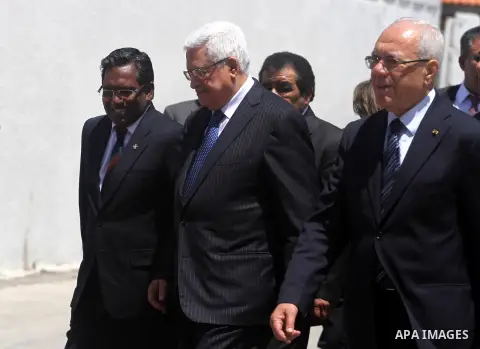 Palestinian President Mahmoud Abbas meets with Maldives President Mohamed Waheed Hassan in the West bank city of Ramallah, on June 4, 2013. Photo by Issam Rimawi