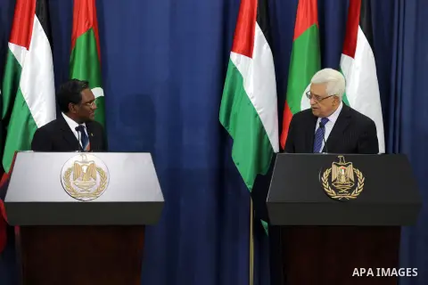 Palestinian president Mahmud Abbas (R) and Maldives President Mohammed Waheed Hassan (L), attend a press conference at presidential headquarters in the West Bank city of Ramallah, on June 4, 2013. Hassan is on a three da...