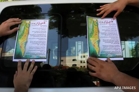 Palestinians hang a Map of Palestine during An initiative entitled " Palestine in every home" in Gaza city, June 20, 2013. Youth initiative stems from Palestine with the ten countries around the world, including the dist...
