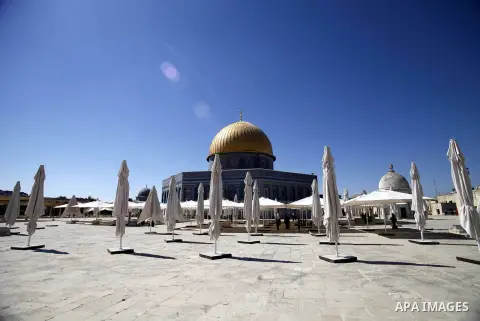 Palestinian workers put the parasols outside the Dome of Rock, at the Al-Aqsa Mosque compound, Islam's third most holy site, in Israeli annexed East Jerusalem, on July 6, 2013 in preparation for the upcoming Muslim holy...
