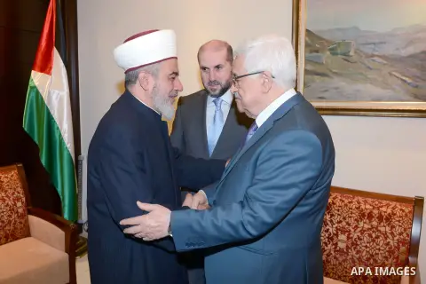 Palestinian President Mahmoud Abbas meet with the Mufti of Ukraine, in the West Bank city of Ramallah, Aug 19, 2013. Photo by Thaer Ganaim