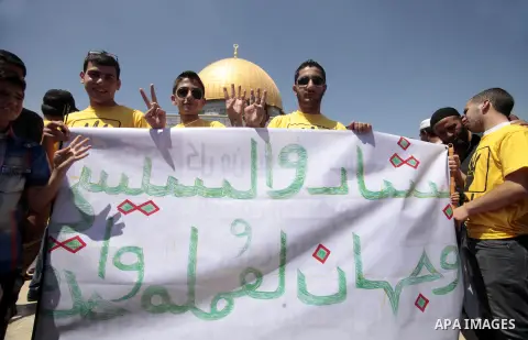 Palestinian supporters of the radical Islamist movement Hamas raise their hands and four fingers, a sign that protesters say symbolizes the Rabaah al-Adawiya mosque in Cairo that was cleared last week by Egyptian securit...