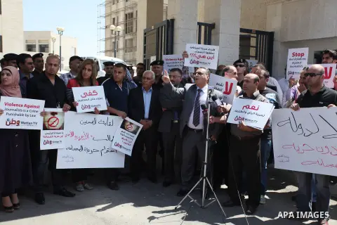 Palestinian journalists gather in front of the Interior Ministry in the West Bank city of Ramallah on August 25, 2013, to protest against the harassment of on-duty journalists and photographers by security forces. Photo...