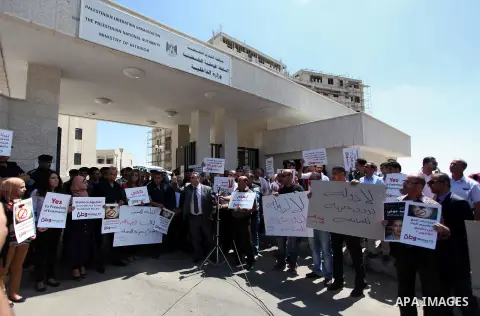 Palestinian journalists gather in front of the Interior Ministry in the West Bank city of Ramallah on August 25, 2013, to protest against the harassment of on-duty journalists and photographers by security forces. Photo...