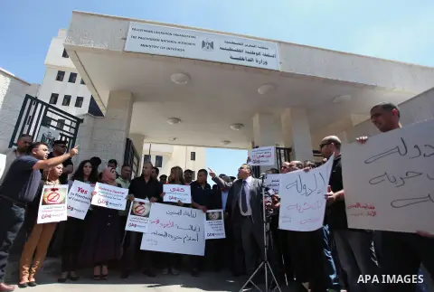 Palestinian journalists gather in front of the Interior Ministry in the West Bank city of Ramallah on August 25, 2013, to protest against the harassment of on-duty journalists and photographers by security forces. Photo...