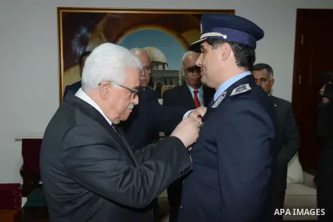 Palestinian President Mahmoud Abbas honors the former security chiefs, in the West Bank City of Ramallah, Aug 25, 2013. Photo by Thaer Ganaim