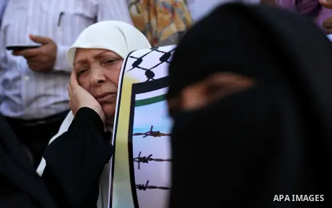 Families of Palestinian prisoners in the weekly sit-in to calling for the release of Palestinian prisoners from Israeli jails in front of the Red Cross in Gaza City, on Aug. 26, 2013. Photo by Ashraf Amra