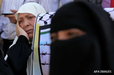 Families of Palestinian prisoners in the weekly sit-in to calling for the release of Palestinian prisoners from Israeli jails in front of the Red Cross in Gaza City, on Aug. 26, 2013. Photo by Ashraf Amra