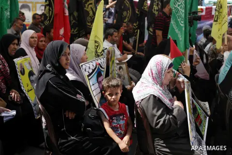 Families of Palestinian prisoners in the weekly sit-in to calling for the release of Palestinian prisoners from Israeli jails in front of the Red Cross in Gaza City, on Aug. 26, 2013. Photo by Ashraf Amra