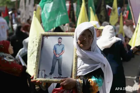 Families of Palestinian prisoners in the weekly sit-in to calling for the release of Palestinian prisoners from Israeli jails in front of the Red Cross in Gaza City, on Aug. 26, 2013. Photo by Ashraf Amra