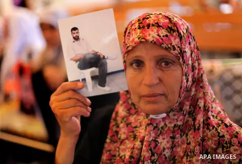 Families of Palestinian prisoners in the weekly sit-in to calling for the release of Palestinian prisoners from Israeli jails in front of the Red Cross in Gaza City, on Aug. 26, 2013. Photo by Ashraf Amra
