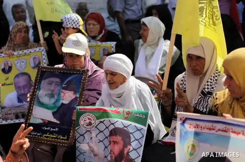 Families of Palestinian prisoners in the weekly sit-in to calling for the release of Palestinian prisoners from Israeli jails in front of the Red Cross in Gaza City, on Aug. 26, 2013. Photo by Ashraf Amra