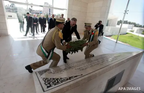 Secretary-General of the Organisation of Islamic Cooperation Ekmeleddin Ihsanoglu lays a wreath at the tomb of late Palestinian leader Yasser Arafat upon his arrival to the West Bank City of Ramallah, Aug 27, 2013. Ihsan...
