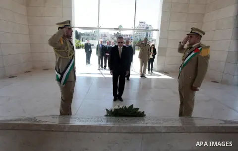 Secretary-General of the Organisation of Islamic Cooperation Ekmeleddin Ihsanoglu lays a wreath at the tomb of late Palestinian leader Yasser Arafat upon his arrival to the West Bank City of Ramallah, Aug 27, 2013. Ihsan...