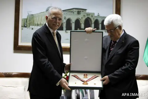 Palestinian President Mahmoud Abbas meets with Secretary-General of the Organisation of Islamic Cooperation Ekmeleddin Ihsanoglu, in the West Bank City of Ramallah, Aug 27, 2013. Ihsanoglu in two days visit to Ramallah t...