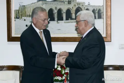 Palestinian President Mahmoud Abbas meets with Secretary-General of the Organisation of Islamic Cooperation Ekmeleddin Ihsanoglu, in the West Bank City of Ramallah, Aug 27, 2013. Ihsanoglu in two days visit to Ramallah t...