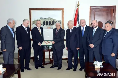 Palestinian President Mahmoud Abbas meets with Secretary-General of the Organisation of Islamic Cooperation Ekmeleddin Ihsanoglu, in the West Bank City of Ramallah, Aug 27, 2013. Ihsanoglu in two days visit to Ramallah t...