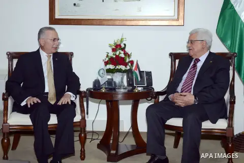 Palestinian President Mahmoud Abbas meets with Secretary-General of the Organisation of Islamic Cooperation Ekmeleddin Ihsanoglu, in the West Bank City of Ramallah, Aug 27, 2013. Ihsanoglu in two days visit to Ramallah t...