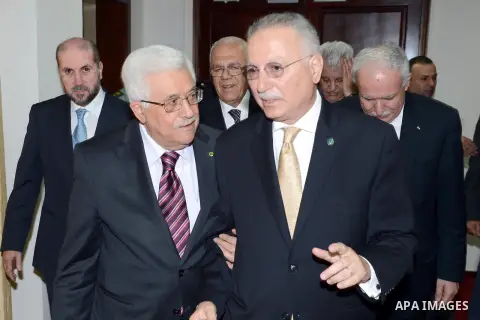 Palestinian President Mahmoud Abbas meets with Secretary-General of the Organisation of Islamic Cooperation Ekmeleddin Ihsanoglu, in the West Bank City of Ramallah, Aug 27, 2013. Ihsanoglu in two days visit to Ramallah t...