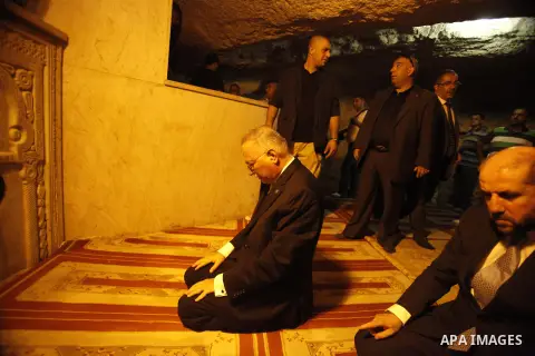 Secretary-General of the Organization of Islamic Cooperation (OIC) Ekmeleddin Ihsanoglu visits al-Aqsa mosque in Jerusalem's Old City August 27, 2013. Ihsanoglu in two days visit to Ramallah to discuss the latest develop...